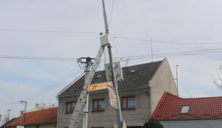 Traktorista v Přáslavicích vyvrátil tři elektrické sloupy. Zapomněl na nakládací rameno