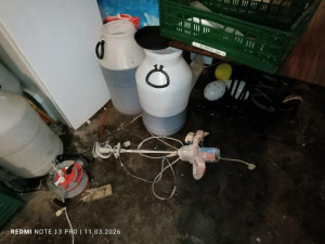 Zápach po moči, nedopalky i pneumatiky. Inspektoři zavřeli část zázemí restaurace v Mariánských Lázních.