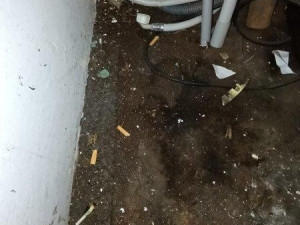 Zápach po moči, nedopalky i pneumatiky. Inspektoři zavřeli část zázemí restaurace v Mariánských Lázních.