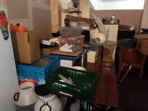 Zápach po moči, nedopalky i pneumatiky. Inspektoři zavřeli část zázemí restaurace v Mariánských Lázních.