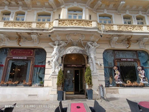 Zápach po moči, nedopalky i pneumatiky. Inspektoři zavřeli část zázemí restaurace v Mariánských Lázních.