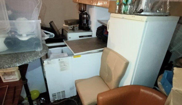 Zápach po moči, nedopalky i pneumatiky. Inspektoři zavřeli část zázemí restaurace v Mariánských Lázních.