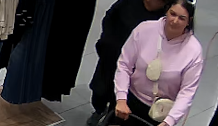 Krádež oblečení v OC Nisa. Policisté hledají dvě svědkyně