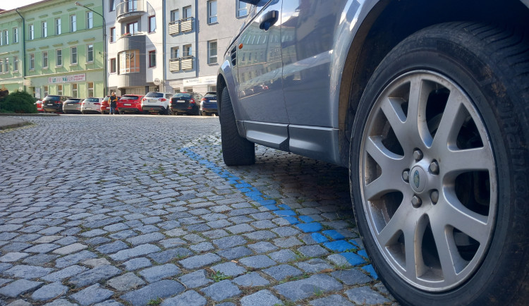 Mapa: Modré zóny v Jihlavě se rozšíří na Královský vršek. Změny čekají i Kollárovu