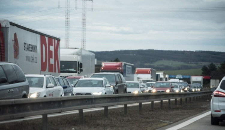 Kolony v Náchodě? Problémy jsou kvůli opravám, ale i řidičům, kteří blokují kruháče