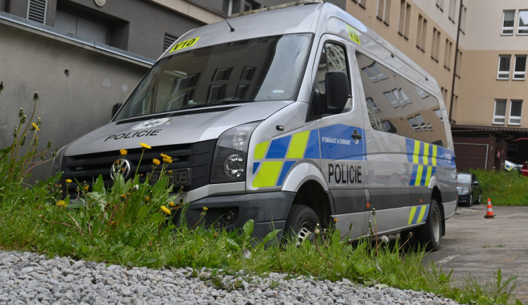 Policie pátrá po vězni, který odešel z pracoviště v Ostrově na Karlovarsku