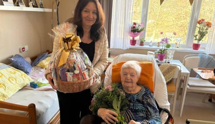 Paní Solodunová z Nové Role oslavila 103 let. Na Karlovarsko přišla z Polska. Foto: Karlovarský kraj