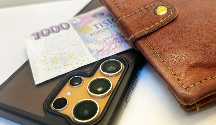 Falešní policisté a bankéři si nedají pokoj, Východočeši přišli poslední dobou o statisíce