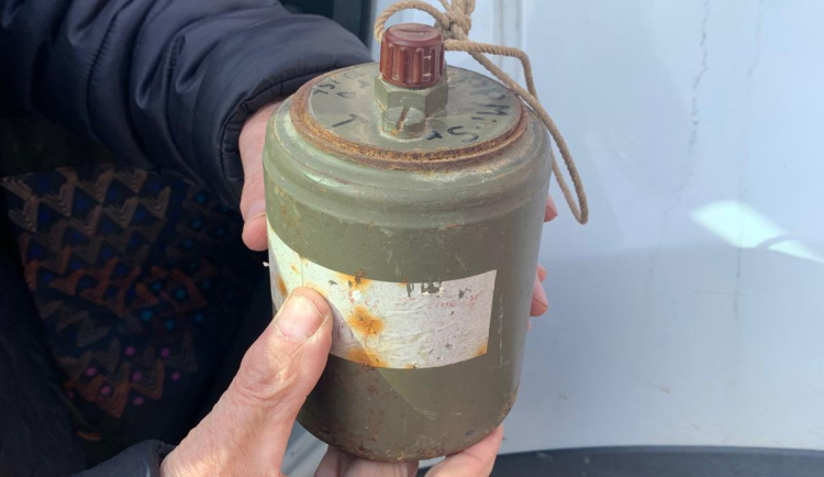 Kuriózní případ v Písku. Muž přinesl minu a protitankový náboj na policejní služebnu