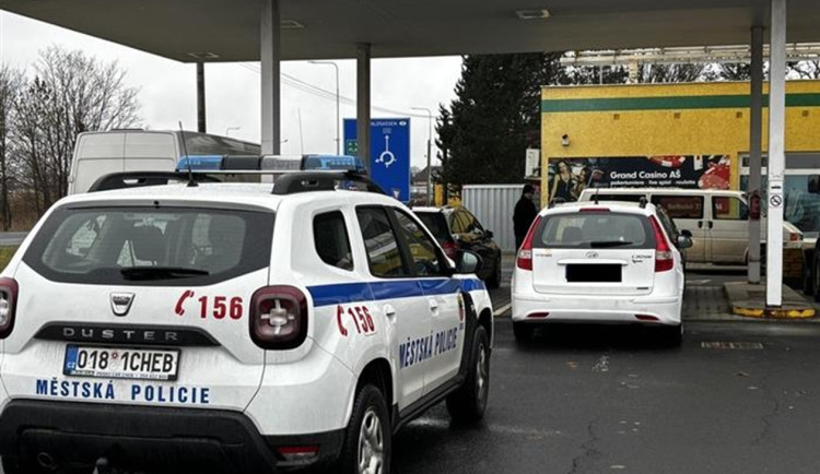 Cizinec v zaparkovaném autě přiznal popíjení alkoholu. Po půhodině byl za volantem. Foto: Městská policie Cheb