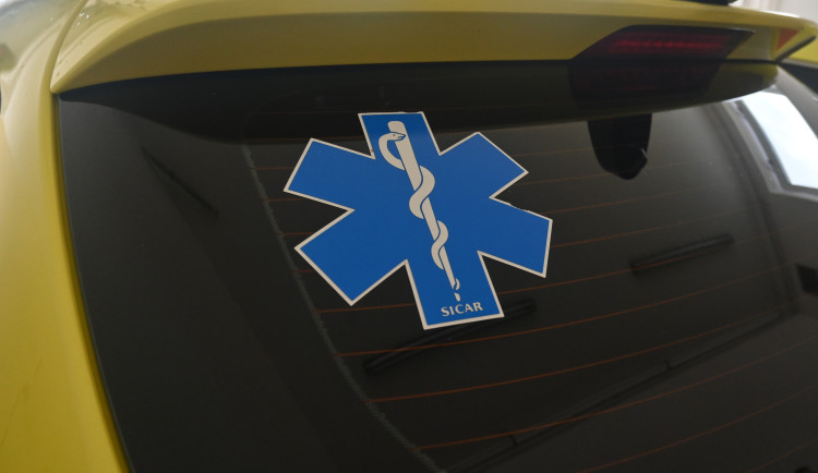 V Ostrově na Karlovarsku zemřel muž, kterého zavalil stavební stroj