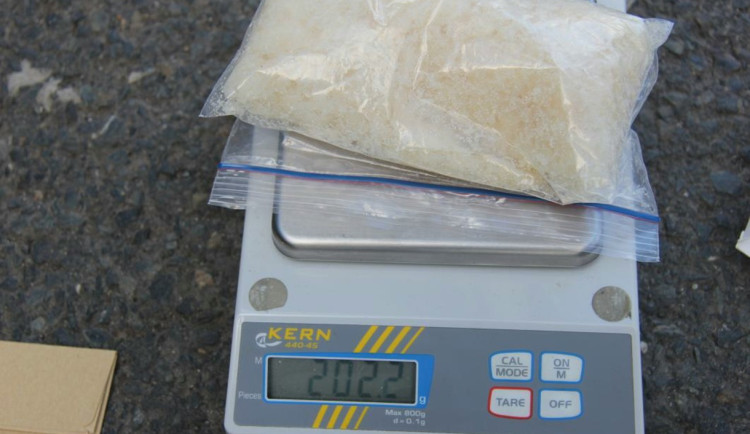 Muž měl v autě přes 200 gramů pervitinu, hrozí mu až deset let vězení. Foto: Policie ČR