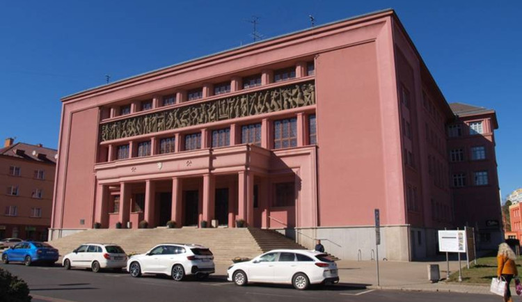 Sokolov letos opraví střechu Hornického domu za 12,7 milionu korun, bude červená