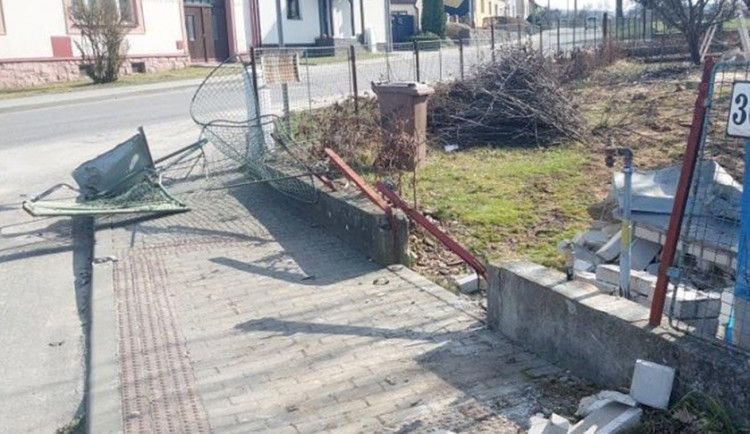 Řidič nákladního auta v Batelově vyjel na chodník, porazil plot a plynovou přípojku