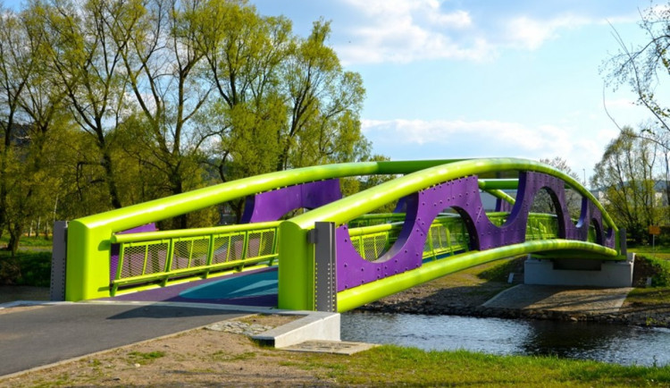 Oprava zvedací lávky přes Ohři u meandru v Karlových Varech omezí pěší i cyklisty. Foto: Stavby Karlovarského kraje