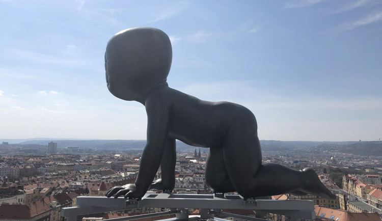 Žižkovskou věž evakuují hasiči, jiskří tam motor výtahu