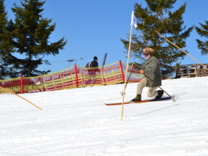 FOTO: Dřevěné lyže, dobové kostýmy a swingové rytmy. Na Klínovci bude dnes Kiwi Cup
