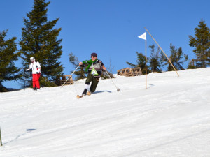 FOTO: Dřevěné lyže, dobové kostýmy a swingové rytmy. Na Klínovci bude dnes Kiwi Cup