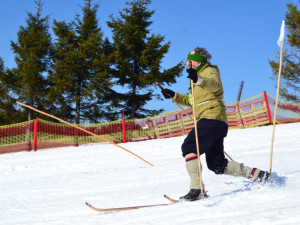FOTO: Dřevěné lyže, dobové kostýmy a swingové rytmy. Na Klínovci bude dnes Kiwi Cup