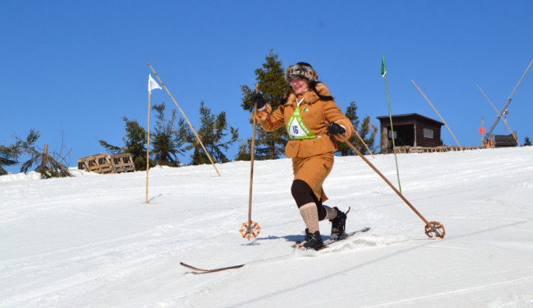 FOTO: Dřevěné lyže, dobové kostýmy a swingové rytmy. Na Klínovci bude dnes Kiwi Cup. Foto: Telemark Team Boží Dar/Vlastimil Helebrant