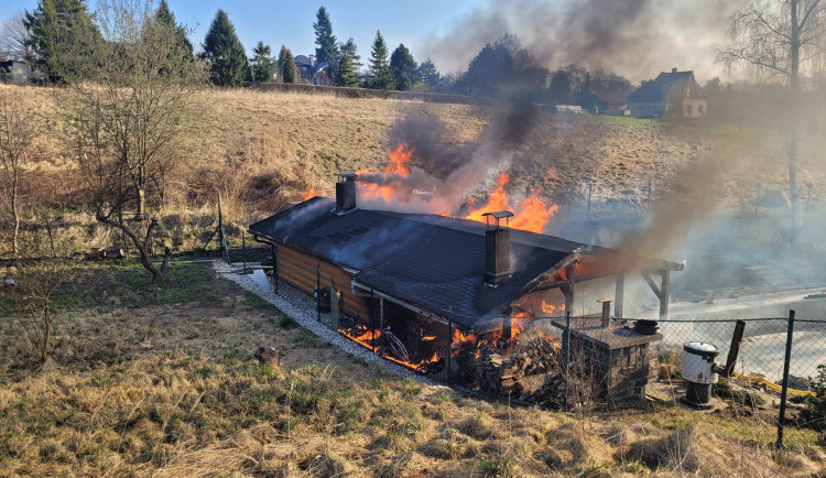 Požár v Orlové zničil zahradní domek. Škoda jde do statisíců