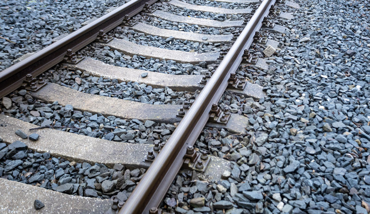 Smrtelný střet na Prostějovsku. Cestující z rychlíku evakuovali hasiči