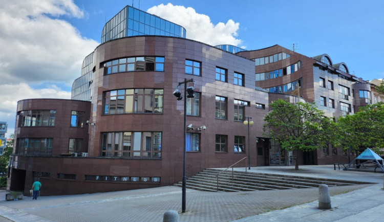 ČBN prodala za 102,5 milionu svou originální budovu v Plzni, ukrývá cenné sochy