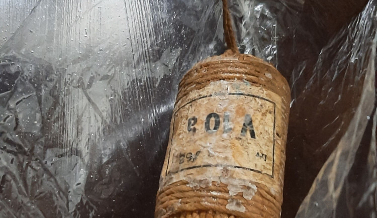 Seniorka přinesla policistům granát z druhé světové války. Měla ho v kabelce. Foto: Policie ČR