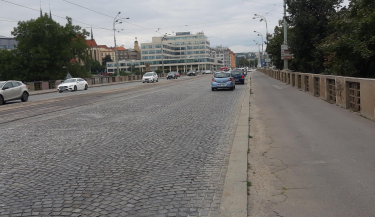 Hlávkův most je ve špatném stavu, omezí kvůli tomu automobilovou dopravu