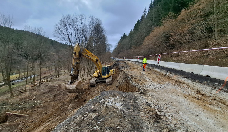 Sanace svahu u Vimperka pokračuje. Silničáři odtěžují zeminu, provoz řídí semafory