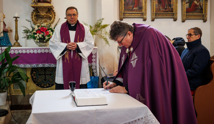 Na Břeclavsku vyzvedli ostatky popraveného kněze Drboly, čeká ho blahořečení