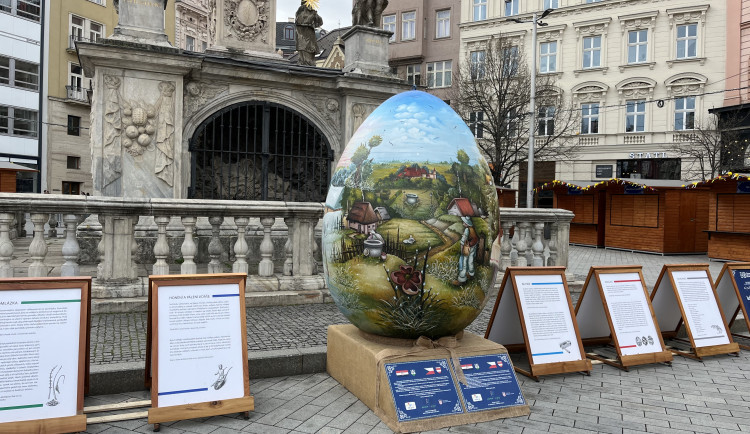 Lidé v Brně obdivují dvoumetrovou kraslici. Láká na velikonoční trhy