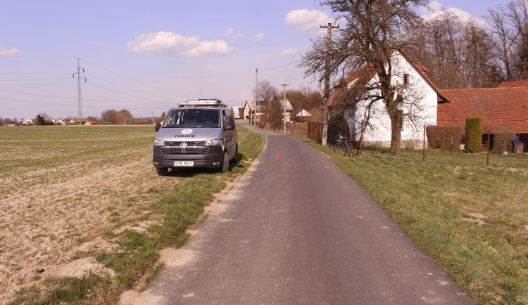Cyklistka objížděla dítě na koloběžce a upadla. Policie hledá svědky nehody