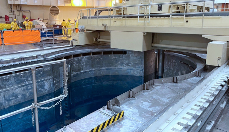 V Temelíně energetici zavezli palivo do reaktoru druhého bloku. Odstávka je v poslední třetině