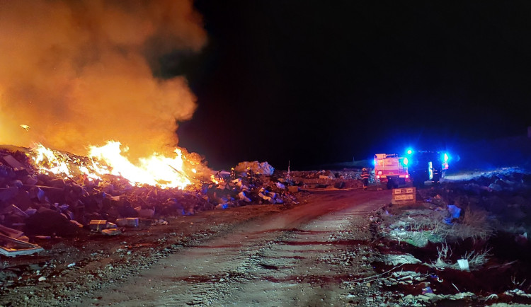 Jihomoravští hasiči vyjížděli v noci k požáru skládky na Vyškovsku