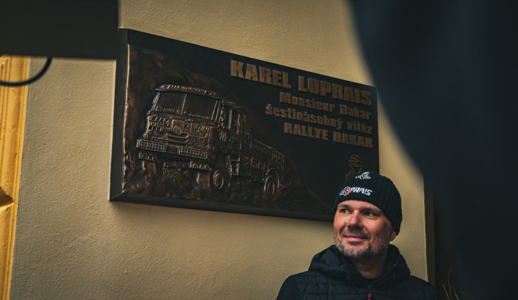 Legenda Rallye Dakar Karel Loprais má ve Frenštátě pod Radhoštěm pamětní desku