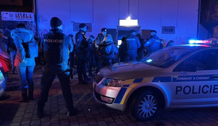 Skupina násilníků surově napadla muže před barem, kopali ho do obličeje