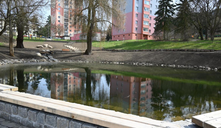 Drahovický rybníček v Karlových Varech se proměnil, otevře se v květnu.