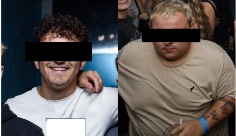 Mladíka surově zbili před hudebním klubem, policie by ráda mluvila s muži na fotkách