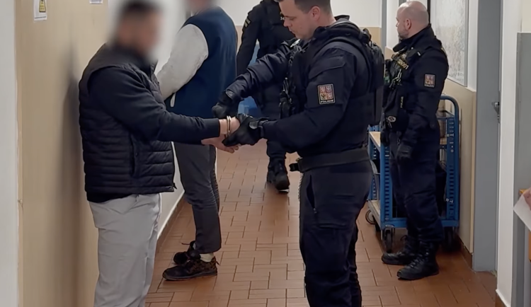 Za zabouchnuté dveře si říkali o tisíce. Policie konečně dopadla podvodné zámečníky