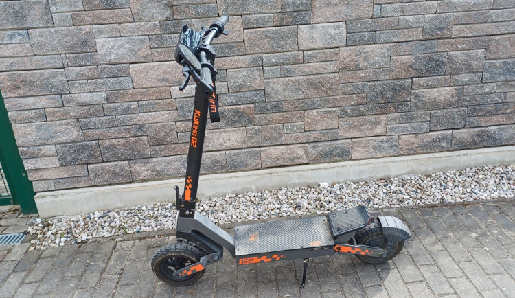 Rychlá elektrokoloběžka přinesla problémy. Jezdci hrozí pokuty v desítkách tisíc