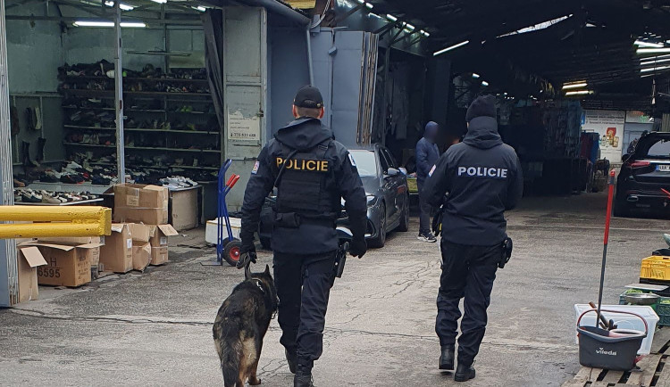 Cizinečtí policisté kontrolovali tržnici v Ostravě. Tři lidé musí opustit Česko