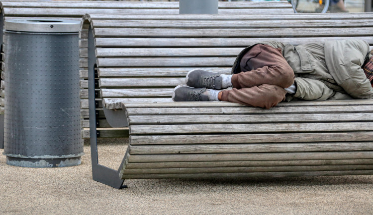 Muž v Brně se infiltroval mezi bezdomovce. Před zákonem ho měla ochránit deka