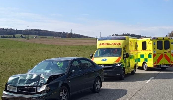 Čelní střet na Písecku uzavřel frekventovanou silnici. Zranilo pět lidí
