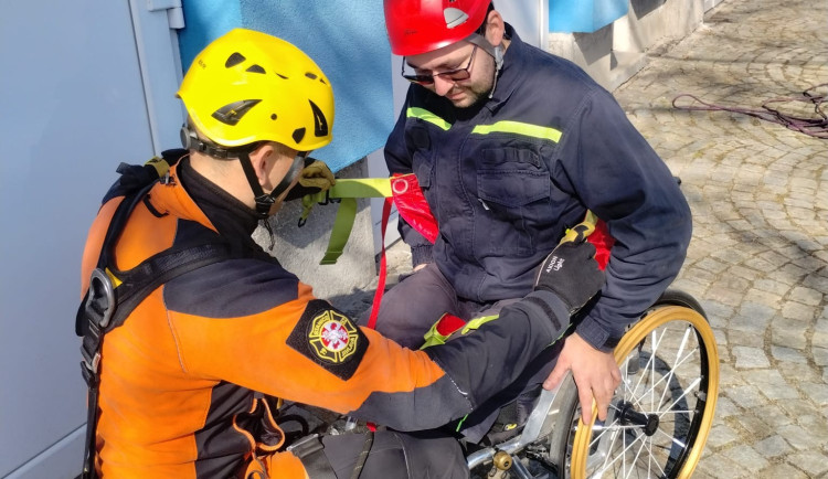 FOTO: Přišel o obě nohy, ale dál bojuje. Honza dojal hasiče na stanici v Jihlavě