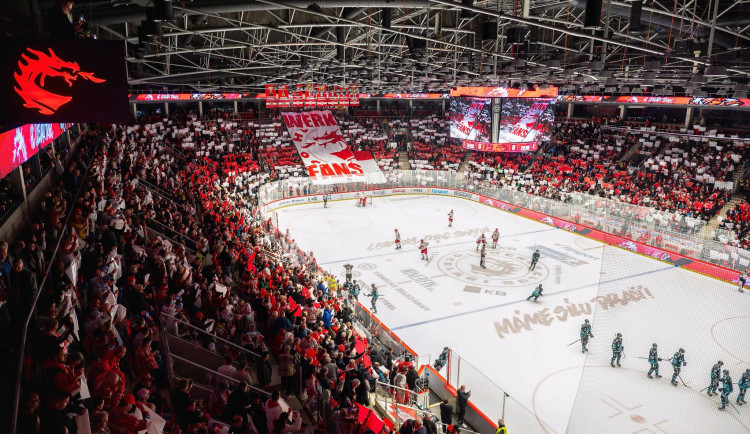 Třinec využil dvě přesilovky a porazil na úvod semifinále Karlovy Vary 3:1.