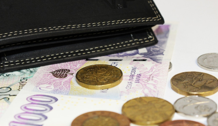 Muž chtěl v Jičíně udat falešnou bankovku v hodnotě 100 eur. Zasáhla pracovnice banky