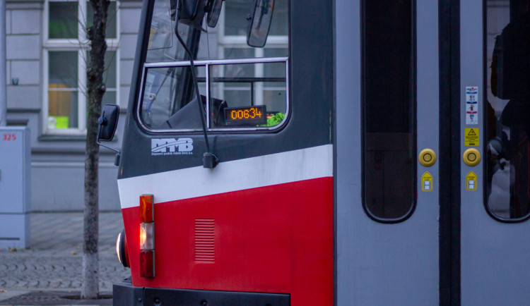 Muže v Brně srazila šalina, chtěl za to statisíce. Ústavní soud nechá případ prověřit