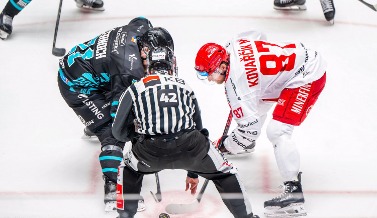 Hokejisté Třince završili v posledních sekundách proti Varům obrat z 1:4.