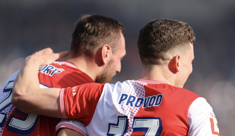 Fotbalisté Slavie zvítězili v Ostravě 2:0 a do nadstavby půjdou z prvního místa